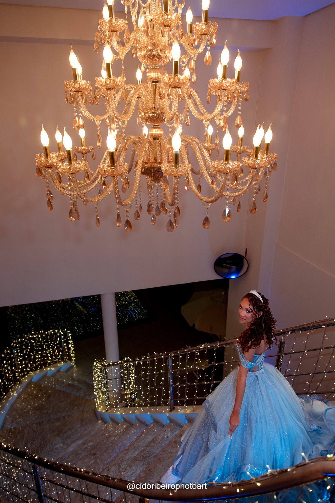 Debutante de vestido lilás na escadaria decorada com flores do Espaço Montello