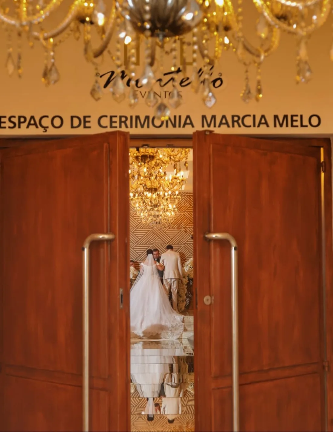 Entrada do espaço de cerimônia do Buffet Montello com os noivos ao fundo
